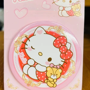 Söt liten rund spegel med Hello Kitty-motiv! - Söt liten rund spegel med Hello Kitty-motiv. Mått: 7 cm i diameter. Oanvänd.