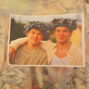 Marcus och Martinus poster - Ett A3 papper med Marcus och Martinus den är lite röd I niansen 