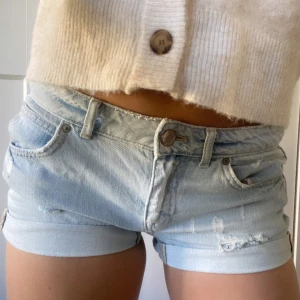 Ljusblåa lågmidjade jeansshorts  - Midja rakt över ca 39 cm💞 (storlek uppskattad)