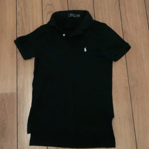 Polo Ralph Lauren piqe  - Säljer min polo piqe, 6/10 skick mågra flams men syns knappt, hör av om ni är intresserade 