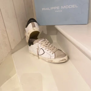 Philippe model skor - Tja!  Säljer min Philippe model skor pga jag nästan aldrig använder dom. Så skorna är i väldigt gott skick!! Skorna är i storlek 43 Skriv om det är något ni undrar eller funderar. 
