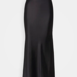 Satin kjol - Jag säljer en jätte fin maxi kjol i satin, inga fel och bara använd någea få gånger, hör av er vid intresse💞