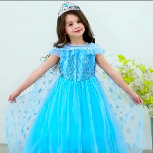  Elsa prinsessklänning  - En magisk blå prinsessklänning med glittrig paljettliv, volang vid axlarna och lång tyllkjol. Klänningen har en transparent cape med snöflingemönster. Perfekt för att känna sig som en riktig prinsessa! Helt nytt oanvända.
