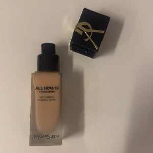 All Hours Foundation LC4 från Yves Saint Laurent - All Hours Foundation från Yves Saint Laurent i nyansen LC4. Ger en matt men ändå lystergivande finish. Kommer i en lyxig glasflaska med svart och guld lock. Perfekt för dig som vill ha en hållbar och jämn bas.                                                           ORD.PRIS: 500-700 kr.