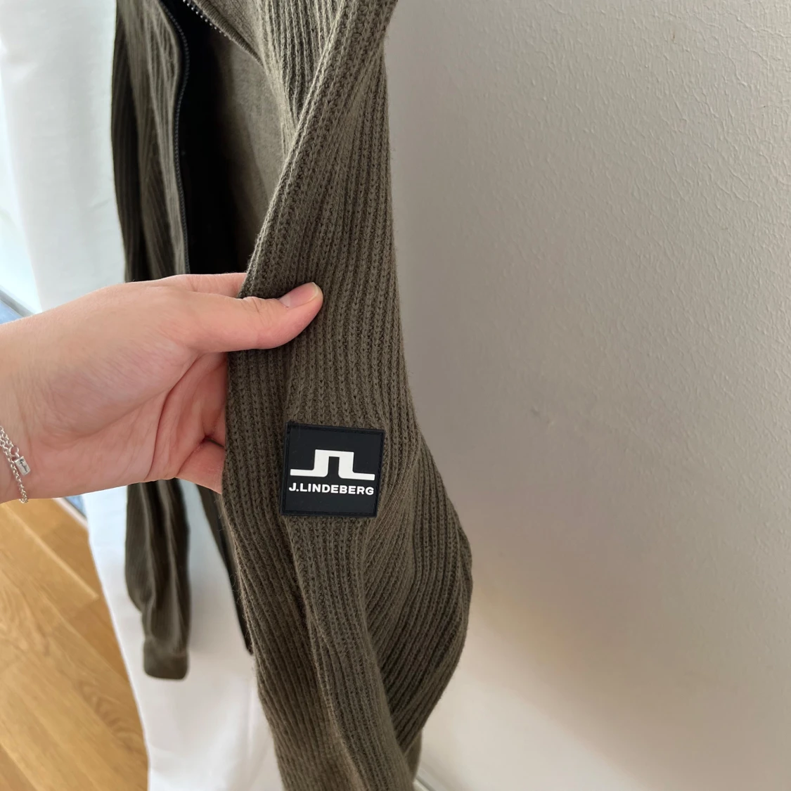 Olivgrön ribbad kofta från J.Lindeberg - 2