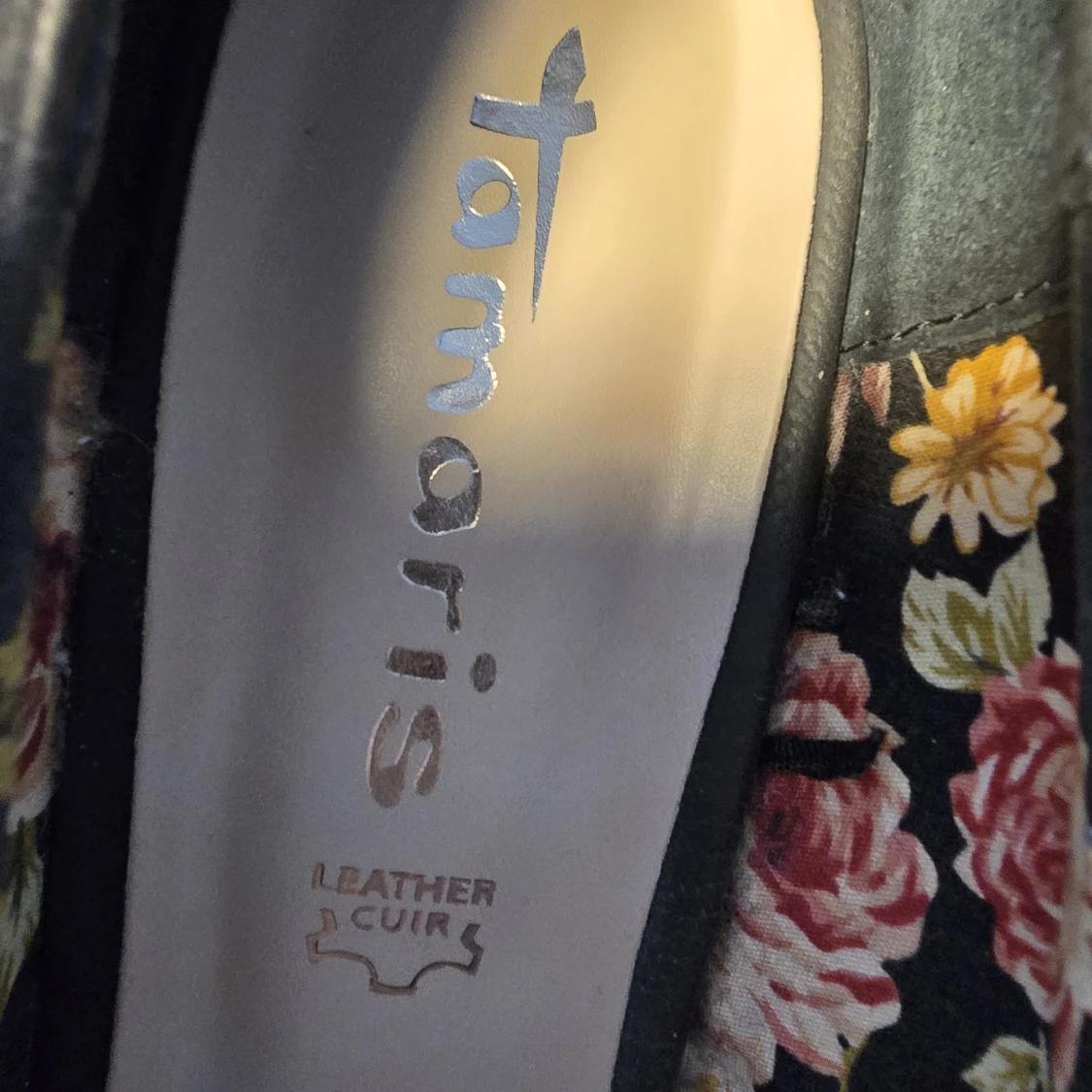 Svarta pumps med blommigt foder från Tamaris - 2