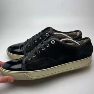Lanvin skor  - Hej! Säljer nu dessa svin feta lanvin skor. Skorna är i fint skick! Har begränsat antal boxar och dustbag. Hör av dig vid frågor