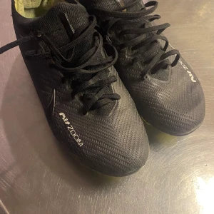 NIKE Air Zoom Mecurial Vapor 15 Elite ) - Säljer dessa fotbollskor från Nike i mycket bra skick. Påse tillkommer ej. Säljer pga att de är för småa, inga hål eller defekter finns.