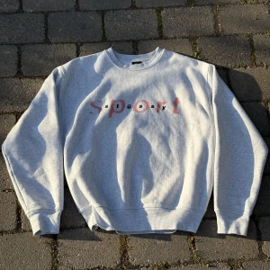 Grå sweatshirt från Stussy - Säljer en ljusgrå sweatshirt från Stussy i storlek M. Tröjan har rund halsringning.
