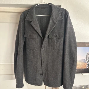 Oscar Jacobson overshirt / Holger shirt jacket - Tjena! Nu finns denna tvär feta Oscar Jacobson overshirten till salu i modellen Holger shirt jacket:) den är i nyskick utan några skador. Strkl L. Nypris ligger på 1000-2000 kr ish
