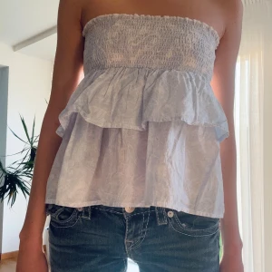 Volang linne  - Säljer supergulligt volang linne från Gina Tricot💖Perfect till sommar med avtagbara band, går jättebra att använda som kjol också💗Skriv vid frågor 💕storlek 146/152 (en xs skulle jag säga)