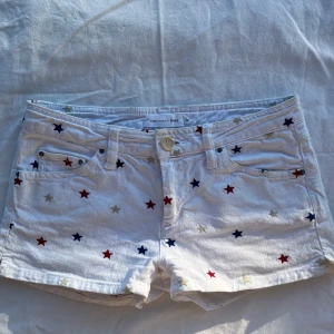 Low waist vintage jeansshorts  - Säljer dessa ISABEL MARANT shorts. Nypris ca: 3500kr. Storlek 38 men passar perfekt på modellen som är storlek 36 - Midjemått rakt över: 37cm ❤️💙