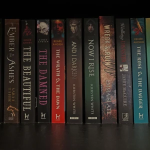 The Beautiful - Priset kan varierar berorend på boken och dess kvalitet🌸