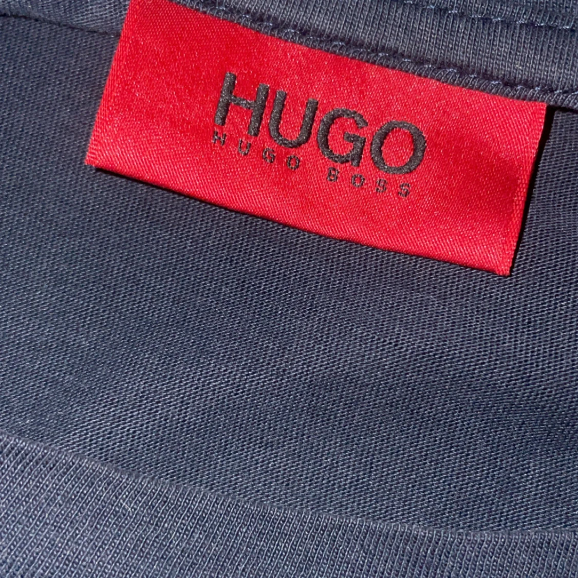 t-shirt från Hugo Boss med röd logga - 1