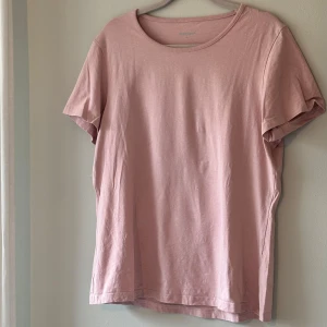 Rosa t-shirt  - Säljer en enkel och stilren rosa t-shirt. Färgen är mer åt det gammelrosa hållet. Inget att anmärka på