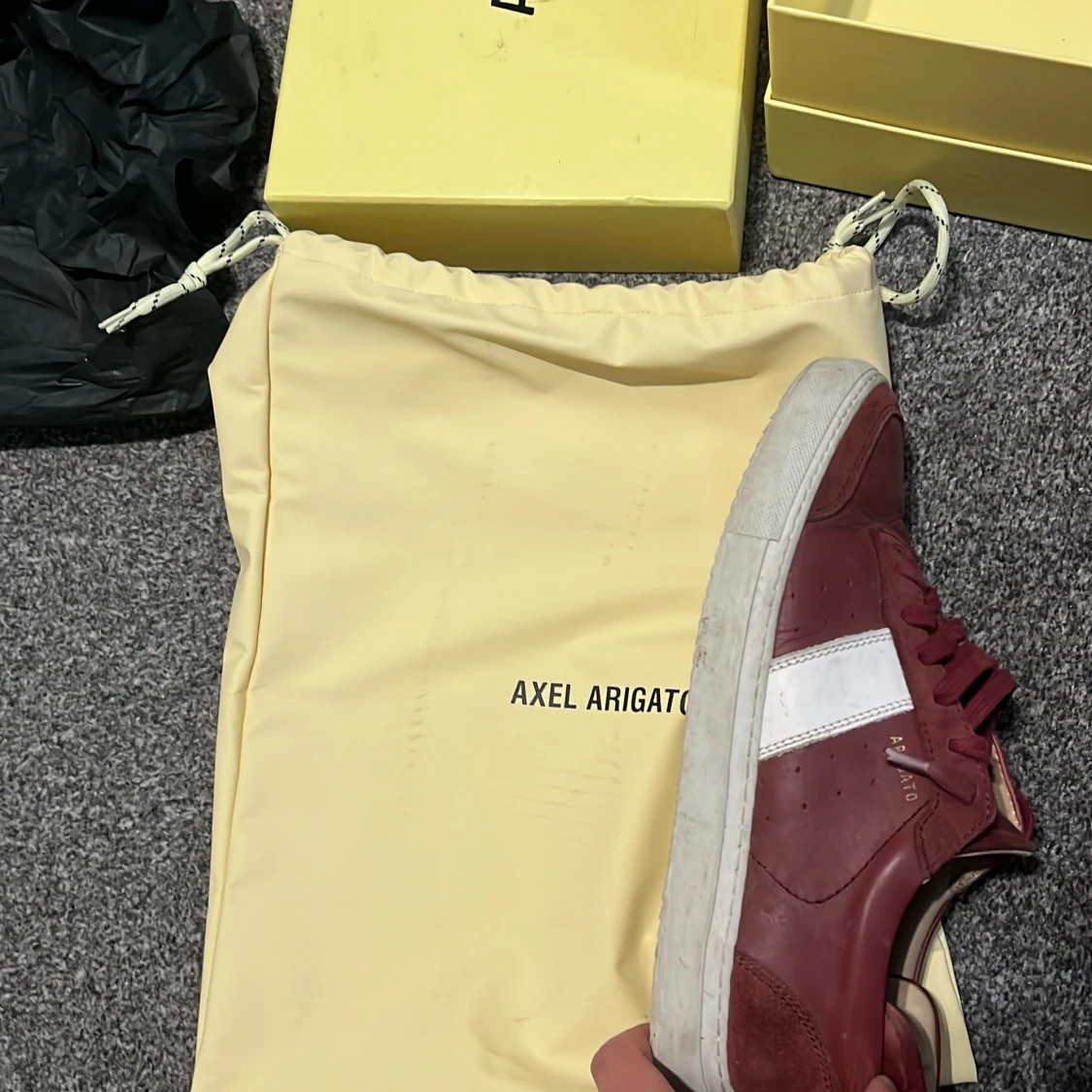 Vinröda sneakers från Axel Arigato - 2