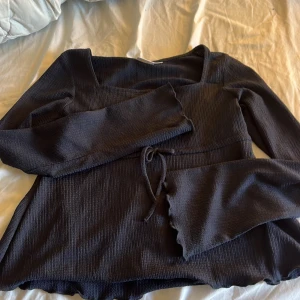 Gina topp - Söt Gina tricot tröja från young avdelningen;) marin blå och använd men inga skador 😊