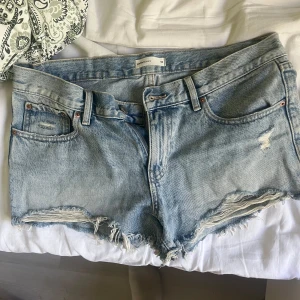 Ljusblå jeansshorts från Perfect Jeans - Säljer ett par ljusblå jeansshorts från ginatricot. 