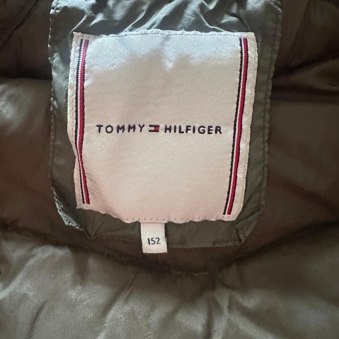 Olivgrön pufferjacka från Tommy Hilfiger - 3