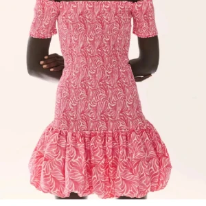 Off shoulder klänning - Helt ny mdd lappar, smocken gör att den passar från L-S men den är i storlek L på lappen men passar mig som har S