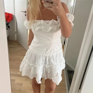 Vit offshoulder klänning med volang - Så snygg klänning från Zara. Köptes förra året inför skolavslutning och endast använd då. Säljer då den är för liten för mig nu. Passar perfekt nu till sommarn och speciellt studenten/avslutning☀️🥰(Första bilden är lånad)