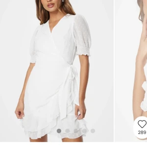 Vit klänning  - Vit omlottklänning från Bubbleroom. Helt ny, aldrig använd med lappen kvar. Tanken var att använda på studenten men då jag hittat en ny klänning och det är för sent att skicka tillbaka säljer jag den nu. Inga fläckar, hel och ren. Nypris: 599