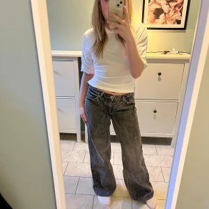 Mörkgrå jeans - Säljer ett par mörkgrå jeans med raka/vida ben från monki. Jeansen skulle ja säga är mid/low waist. Säljer då det inte är min stil längre. Skriv vid funderingar🥰