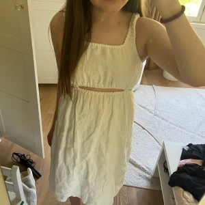 Vit ärmlös klänning med cut-out f - Säljer en söt vit klänning. Perfekt till sommaren, student och skolavslutning☀️inte använd någon gång. Den är i storlek 152 men passar som en s/xs. Klänningen har ett stretchigt material och är så skön! Köp!!💕