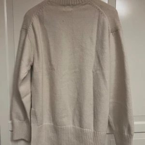 Beige stickad polotröja - Fin skön varm stickad tröja, endast testad så prislappen är kvar💕