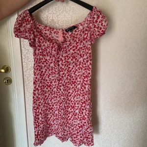 Röd och rosa mönstrad klänning från Motel - Somrig klänning med fjärilsmönster, nypris var 600 men säljer för 200💕💕