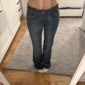 Blå bootcut jeans från 7 For All Mankind - Säljer mina blå jeans från 7 For All Mankind med bootcut-passform. Super fina och bra skick, säljer för dom kommer aldrig till användning.