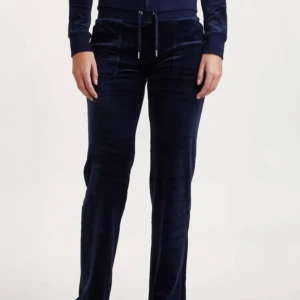 Mörkblå Juicy byxor - Säljer dessa mörkblå juicybyxor som inte kommer till användning längre, jag har endast använt dem ett fåtal gånger. De är köpta i blrjan av detta året, feåga om fler bilder eller funderingar!☺️