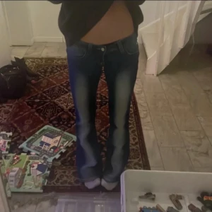 Cheap Monday jeans  - Supersnygga, lite slitna längst ner på jeansen men inget som syns! Annars superbra skick. Low waist bootcut strl 29/32 men dom är små i storleken och långa i längden!🩷🩷Lite upptrampade längst ner (se bild). Jag är 165 och dom är lite för långa för mig