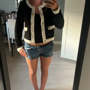 Kofta - Säljer en svart vit kofta från hm! Gosig skön och fin på! I storlek 146-152 men man kan säga xs🫶 (inte mina bilder!!!)