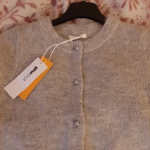 Ljusgrå stickad kofta från Gina Tricot  - Supermjuk och trendig ljusgrå stickad kofta från Gina Tricot. Storlek 146-152 eller XS. Skriv för me info💗 Helt oanvänd!!! 💗 Pris kan diskuteras vid snabb affär.