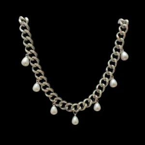 Silverfärgat halsband med pärldroppar - Stilrent halsband i silverfärgad metall med kraftig kedja och sex hängande droppformade pärlor. Perfekt för att ge en elegant touch till din outfit.