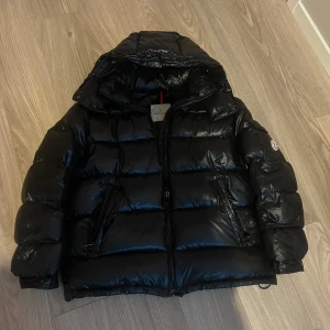 Moncler jacka BYTER - Byter en svart jacka från moncler då den är i fel storlek, kan även sälja vid bra bud! Bara att kontakta vid frågor eller om de behövs mer bilder. Försöker byta storlek M mot Xs