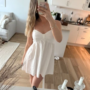 Vit klänning  - Superfin vit klänning, nyskick🩷