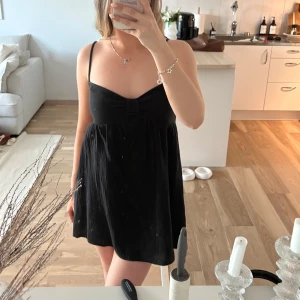 Svart klänning - Svart superfin klänning🩷man knyter banden som man vill