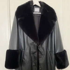 Svart skinnjacka med fuskpäls från Bershka - Garderobsrensning pågår! 👗 Shoppa loss bland en massa fina plagg. Kika in på min sida, så kanske du hittar något mer du gillar!  Har du frågor om ett plagg? Tveka inte att höra av dig!  (OBS: Kan tyvärr inte ta bilder med plaggen på.)
