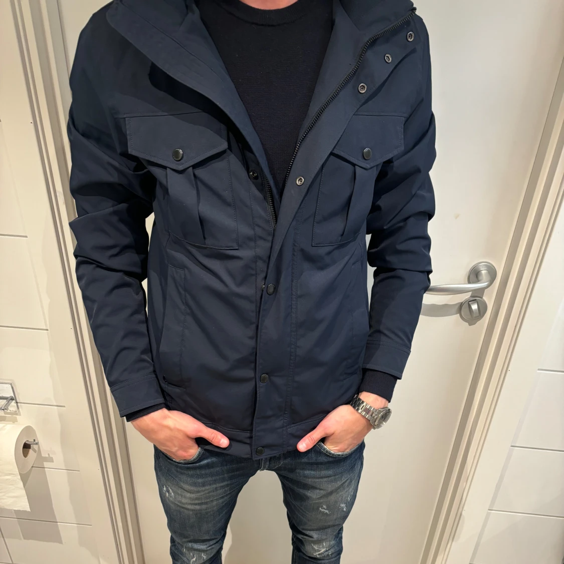 Mörkblå vindjacka från J.Lindeberg