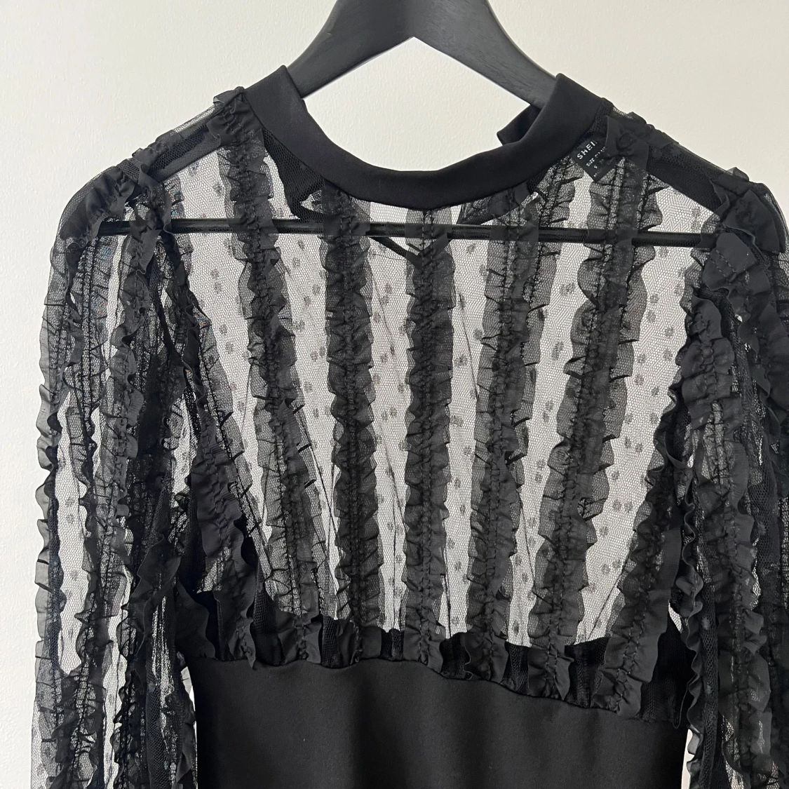 Svart långklänning med transparent överdel - 1