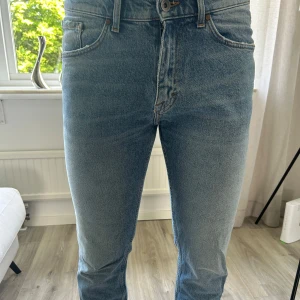 Ljusblå jeansbyxor från Tiger of Sweden - Säljer ett par ljusblå jeansbyxor i klassisk rak passform. Byxorna har fem fickor, normal midja och stängs med dragkedja och knapp. Storlek: 32/30