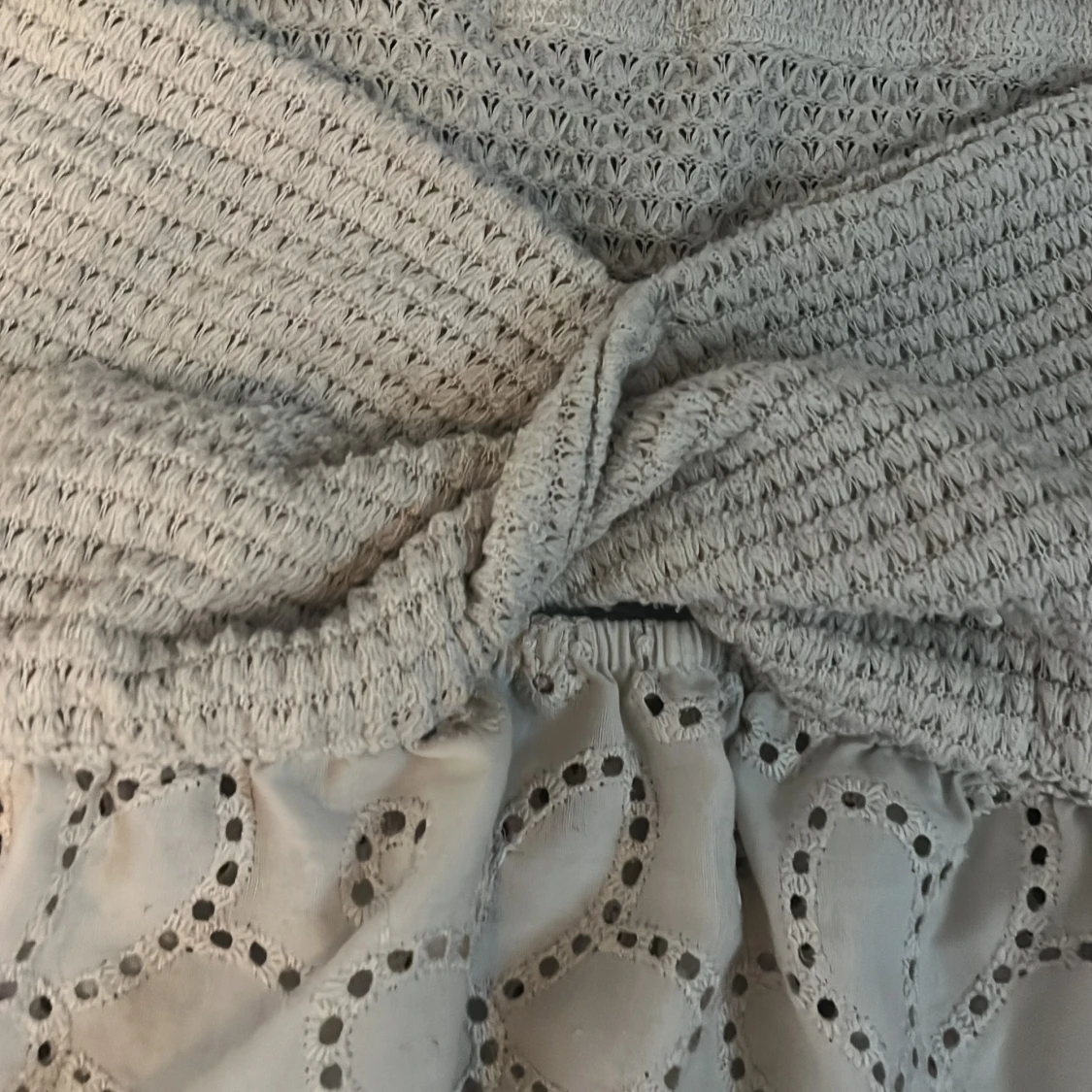 Vit kortkjol med broderade blommor och virkad midja - 1