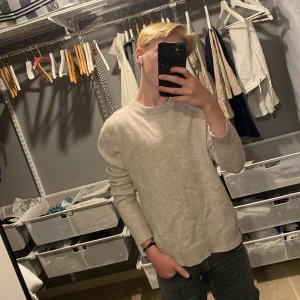 Jack and Jones Premium crew neck sweatshirt - Tjenare! Säljer en sweatshirt från J&J som tyvärr krympt, köpte strl L som ni ser på bild 4 men har krympts till S skulle jag nog säga! Material: Stickad lammull | priset är ej hugget i stenen! Hör av er vid minsta fundering!