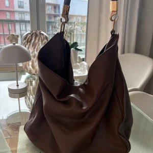 Ysl väska  - Säljer denna jätte fina äkta ysl väskan. Har kvitto, serienummer och mer bilder så skriv för det. Mycket rymlig väska. Nypris över 10 tusen kronor 