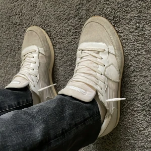 Philippe model Trpx  - Jag säljer ett par vita Philippe model Trpx i storlek 40. Skorna är i använt skick men inte som syns när man har på sig dem. Dem har lite slitage på sidan av den högra skon. Meddela mig vid frågor eller funderingar.