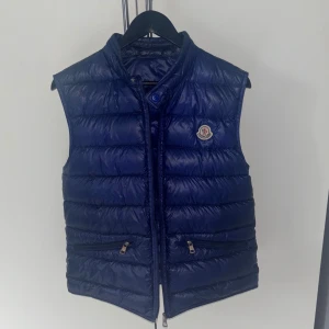 Moncler väst - Säljer en riktigt fet moncler väst, de finns två små hål med lagning annars är västen bra | skick 7/10 | nypris 7000 kr | strlk M passar bättre på S | hör av dig vid fler funderingar. Digitalt kvitto finns. Modellen är 180 och väger 70 kg. 