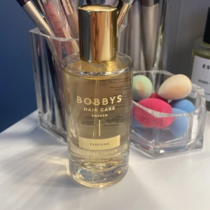 Parfym - Parfym ifrån Bobby. Köpt för 700kr & den är slutsåld på deras hemsida :) Testad ca 2 gånger. Luktar jättegott! 😍100% vegansk. 50ml!
