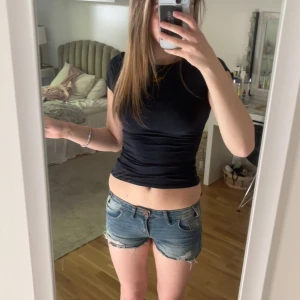 Blå jeansshorts från One Teaspoon - Säljer ett par blå jeansshorts från One Teaspoon som inte finns att få tag på längre med låg midja storlek 23 men passar mig som har 25
